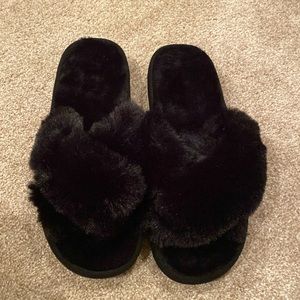 New without tags black adorable fuzzy slipper sandals